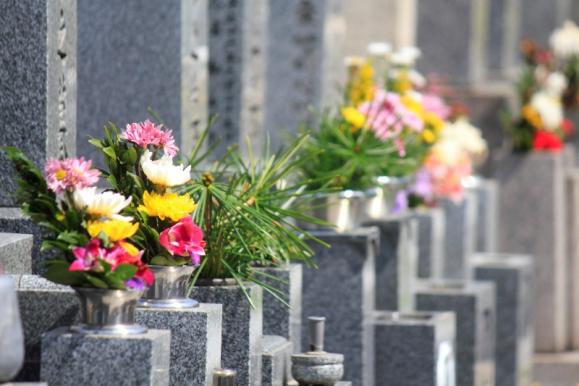 Fleurs pour pierre tombale
