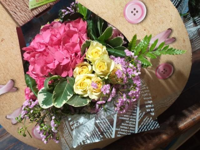 Un joli Bouquet de fleurs pour la Fête des grands mères à Beaumont le Roger.